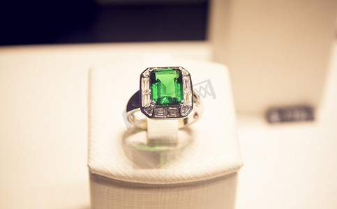 钻石认证摄影照片_商场柜台绿钻石宝石戒指摄影图