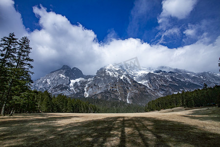 高山雪峰蓝天白云自然风景摄影图