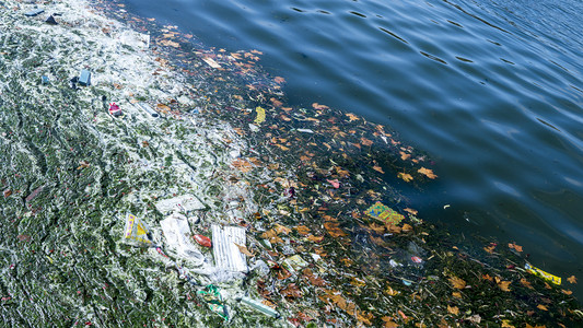 垃圾污染摄影照片_大自然被污染水域摄影图