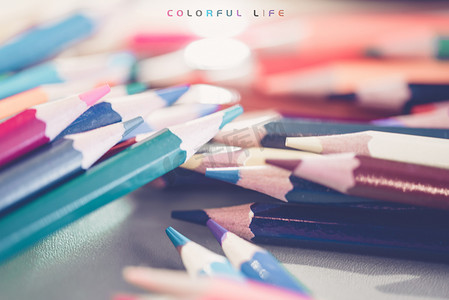 水墨紫色梦幻花朵摄影照片_错落有致的彩色铅笔