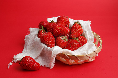 白草莓面膜摄影照片_草莓摄影图