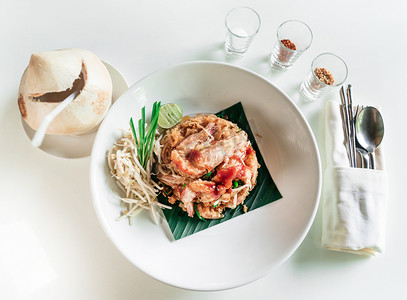 西餐泰式海鲜炒面摄影图