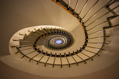 楼梯梯子摄影照片_酒店旋转楼梯摄影图