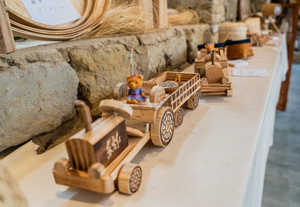 木质玩具摆件产品摄影图