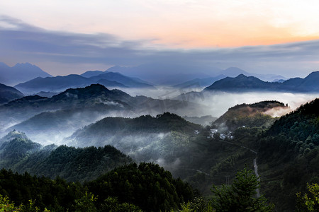 太阳光射效果摄影照片_山峰和云海摄影图