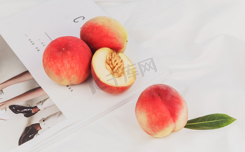 水果桃子水蜜桃摄影图