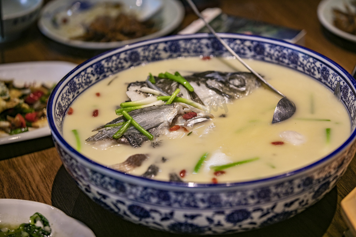 做好鱼汤很简单！大厨教你两招，在家做出汤浓味鲜的鳜鱼豆腐汤！_哔哩哔哩_bilibili