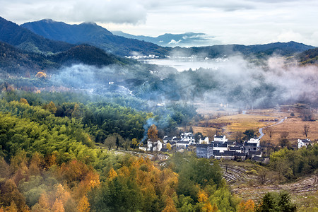 村庄红叶和云海摄影图