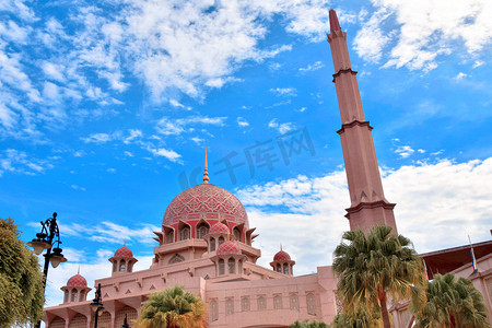 粉红水上清真寺全景马来西亚摄影图