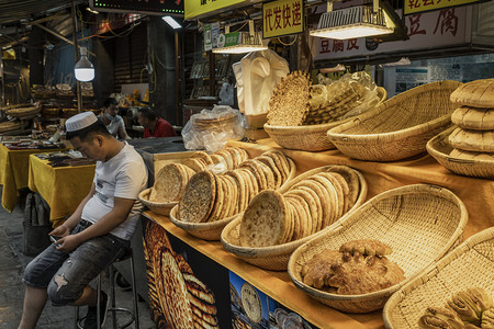 三明治摆摊卡通摄影照片_美食街新疆美食摄影图