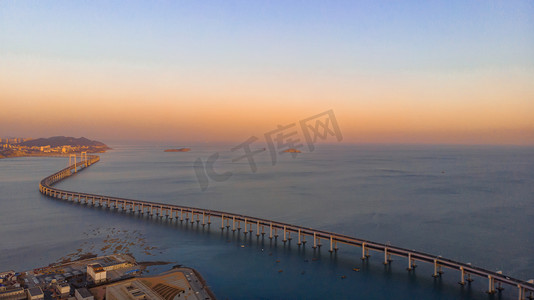 航拍落日余晖下星海湾大桥摄影图