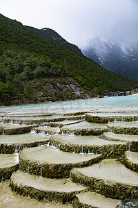 青山绿水湖泊碧谭摄影图