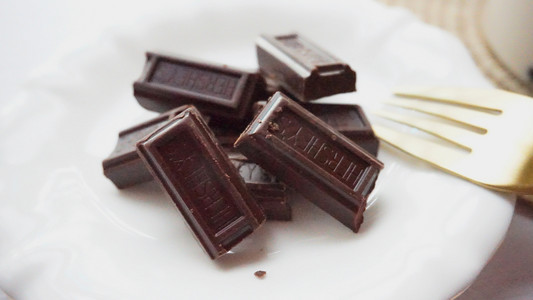 甜品巧克力摄影照片_巧克力下午茶摄影图
