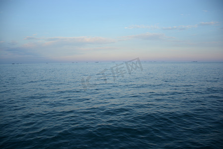 海边傍晚海平面自然风景摄影图