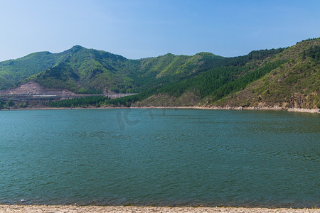 水天一色高山碧水摄影图