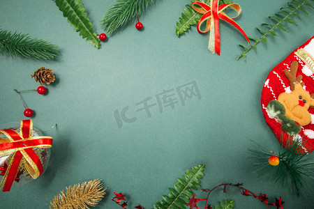 Christmas摄影照片_圣诞-留白三分之二绿色背景摄影