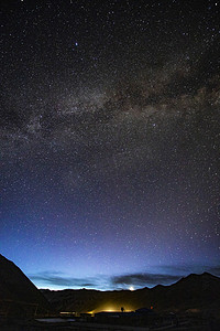 夜空下的戈壁摄影照片_夜空星空摄影图