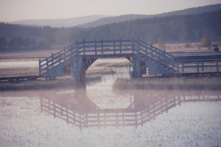 湖水木桥蓝天清晨晨雾摄影图
