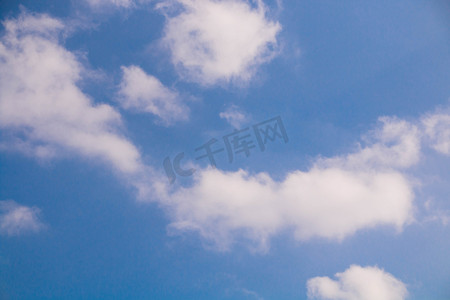矢量云朵线条摄影照片_云朵云层蓝色天空自然风景摄影图