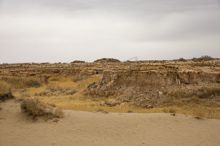 黄土高原的窑洞摄影照片_戈壁沙漠风景摄影图