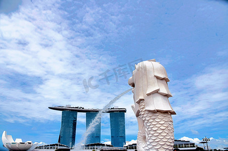 酒店预订喜宴海报摄影照片_新加坡狮身鱼尾像滨海湾金沙酒店摄影图