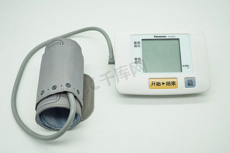 电子签章摄影照片_医疗器械电子血压计摄影图