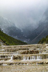 青山绿水湖泊碧谭摄影图