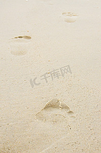 沙滩脚印摄影图