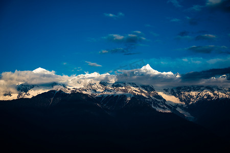 天空摄影照片_白马雪山日照金山摄影图