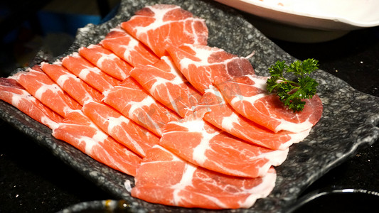 外国人吃火锅摄影照片_火锅牛肉摄影图