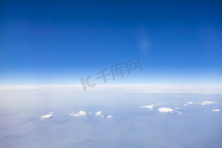 高空云层蓝天自然风景摄影图