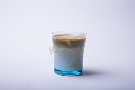 玻璃杯鲜奶咖啡饮料摄影图
