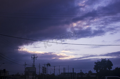 深紫云层天空景色摄影图