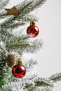 q版圣诞樹摄影照片_圣诞树上的彩球摄影图