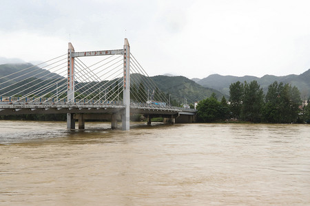 台风图摄影照片_被洪水侵袭桥摄影图