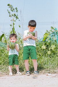 六一儿童节彩色标题摄影照片_夏天抱着西瓜的小男孩