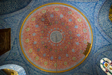 清真寺穹顶上的图案摄影图