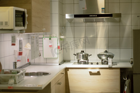 北欧小吊灯摄影照片_宜家家居厨房展示摄影图