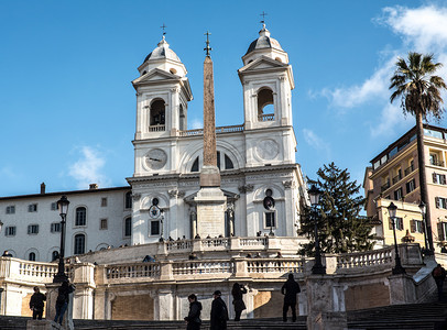 建筑欧式摄影照片_罗马圣三一教堂摄影图