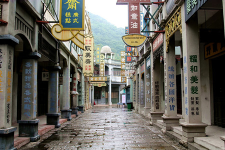 香港药房摄影照片_复古雨天香港老街道摄影图