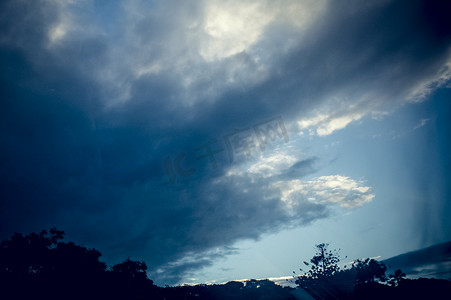 远处有光的阴天摄影照片_阴天乌云密布天空自然风景摄影图