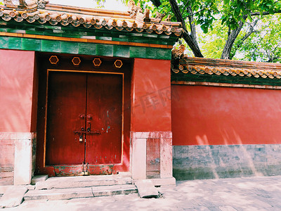 红墙绿瓦摄影照片_午后故宫小门背景图摄影图