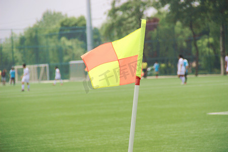 足球草坪绿荫足球赛角旗摄影图