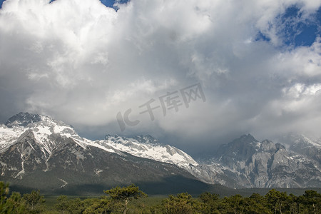 自然风景群山森林云雾摄影图