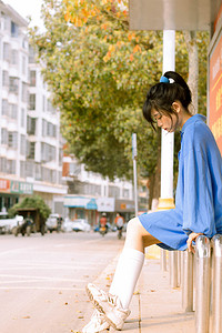 五四54青年节摄影照片_公交车站等车的女孩