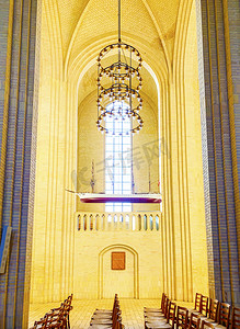 欧洲教堂内部景观吊灯和木椅摄影图