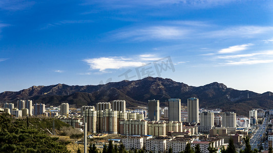 大山蓝天摄影照片_大山里城市摄影图