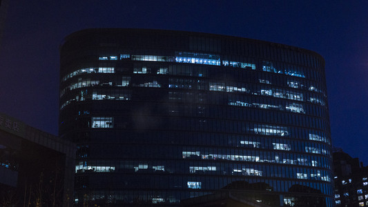 繁华城市夜景摄影照片_夜晚写字楼灯光亮起夜景图片摄影图