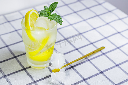 柠檬水冰块摄影图