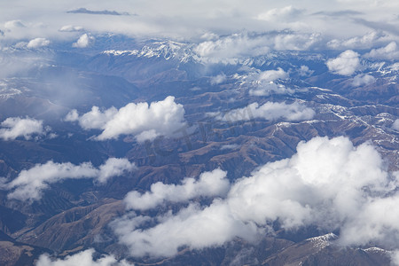 俯瞰大地山峰摄影图